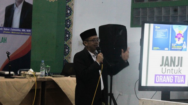 Seminar Man Jadda Wajada bersama Al-Ustadz Akbar Zainuddin, MM, M.IW
